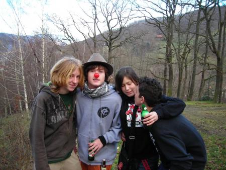 alors : aurel/mathieu le clown/ marine com^plemtemen morte mdr et pi romain ki sokupe de ma soeur ^^